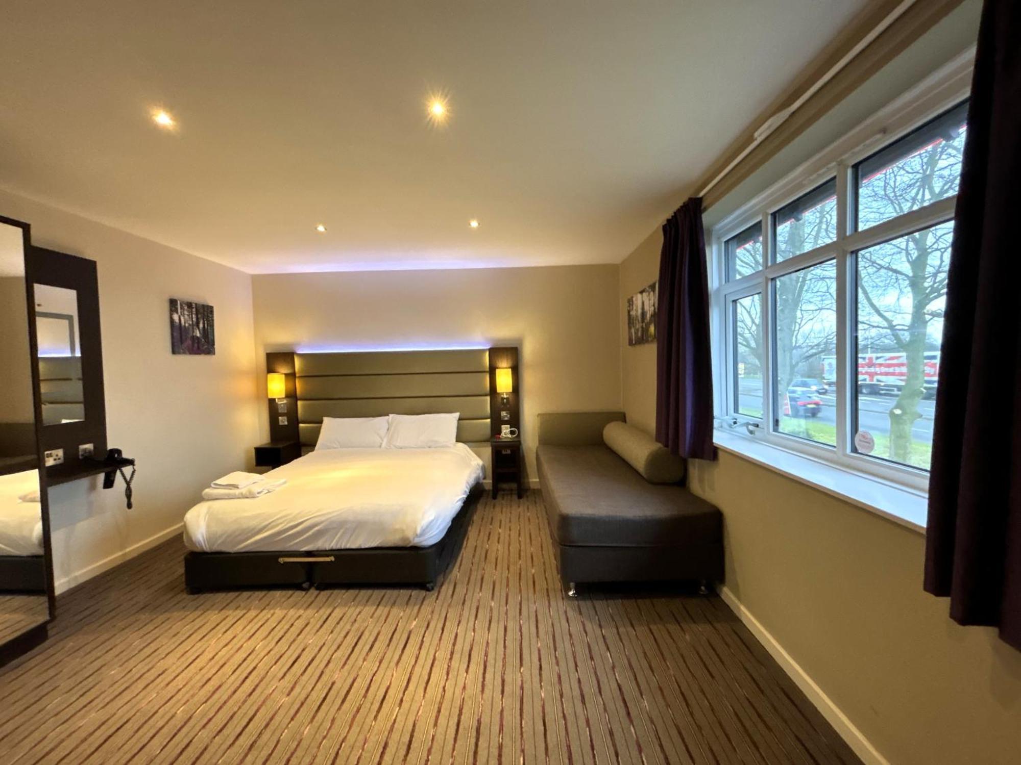 Premier Roomz Two Mills Ledsham  Exteriör bild