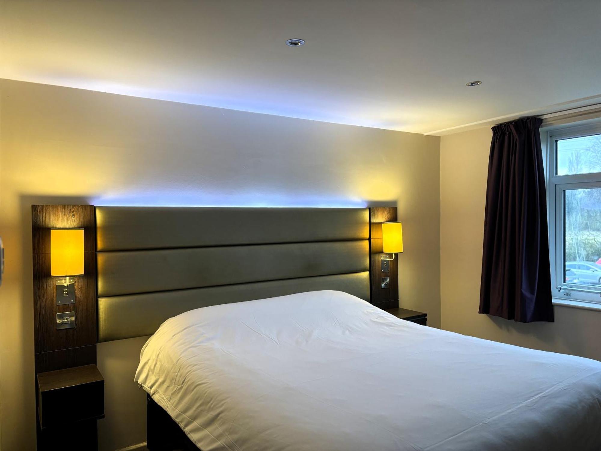 Premier Roomz Two Mills Ledsham  Exteriör bild