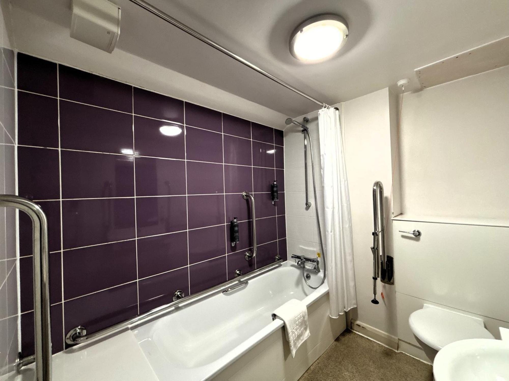 Premier Roomz Two Mills Ledsham  Exteriör bild