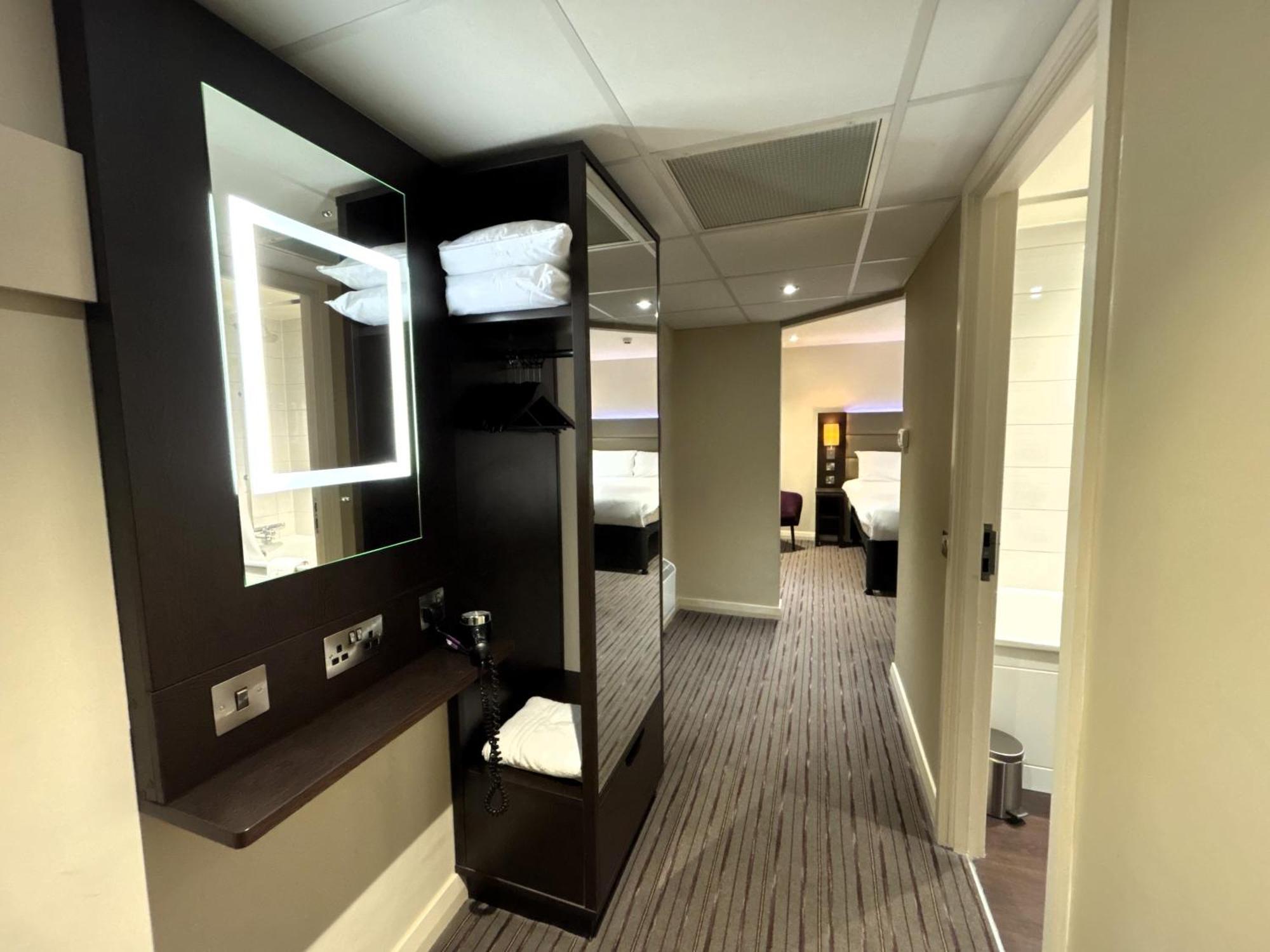 Premier Roomz Two Mills Ledsham  Exteriör bild